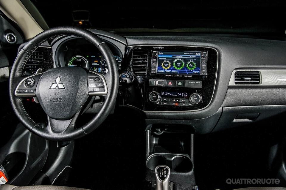 Mitsubishi Outlander Phev 2014  Quattroruote Mitsubishi Outlander Phev 2014  Quattroruote