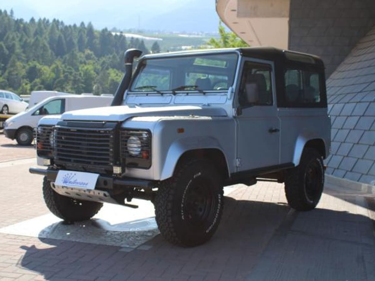 LAND ROVER Defender 4