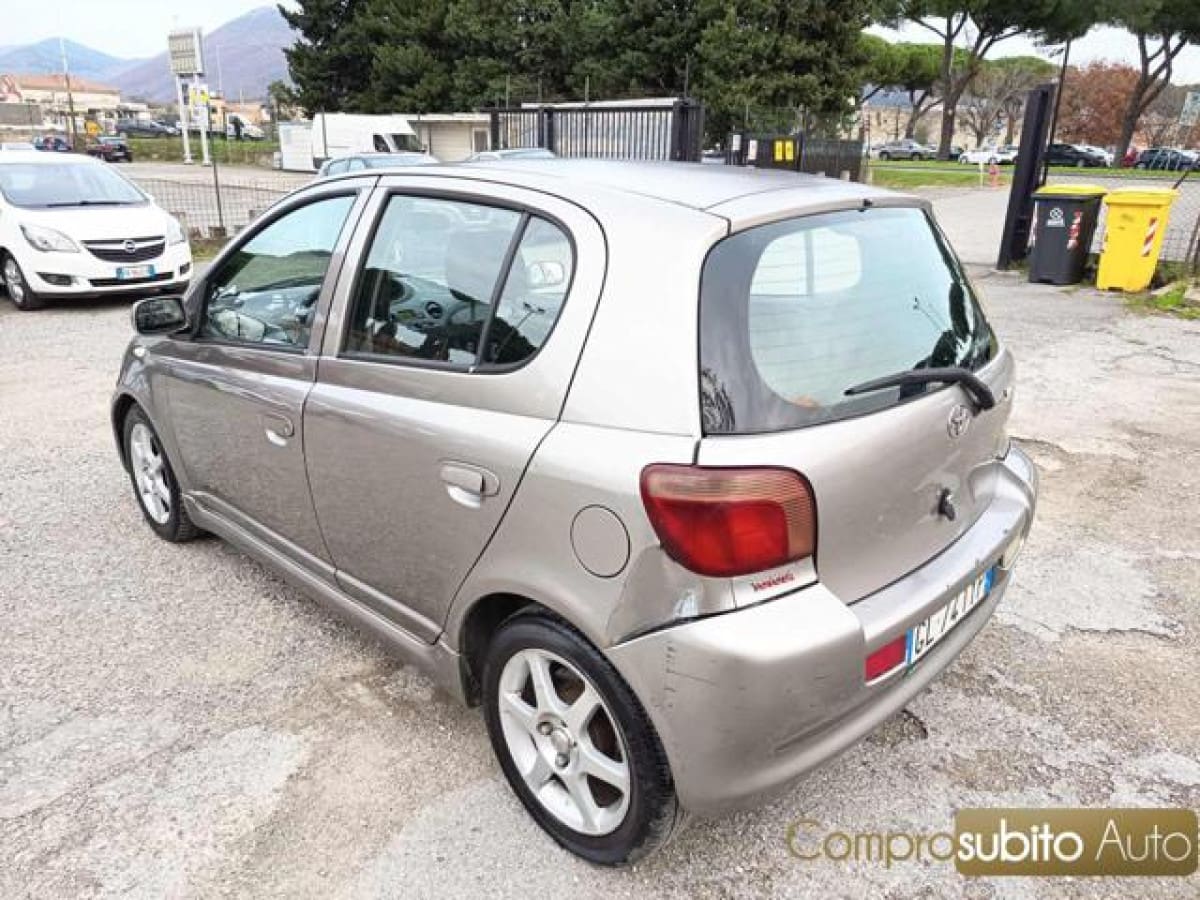 TOYOTA Yaris 8
