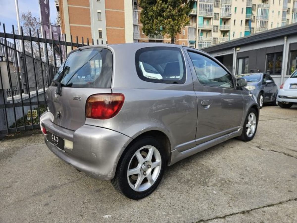 TOYOTA Yaris 3