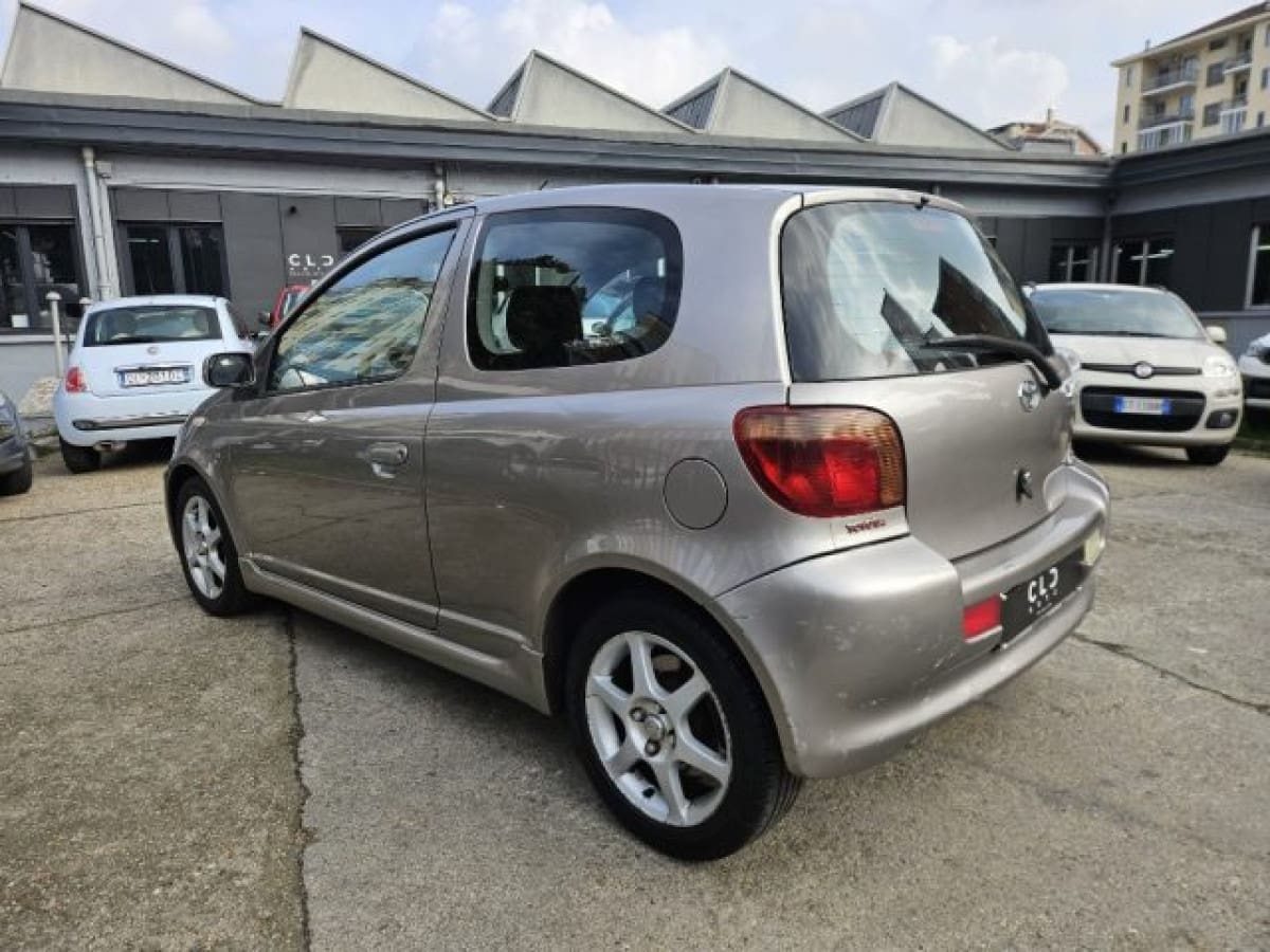 TOYOTA Yaris 5