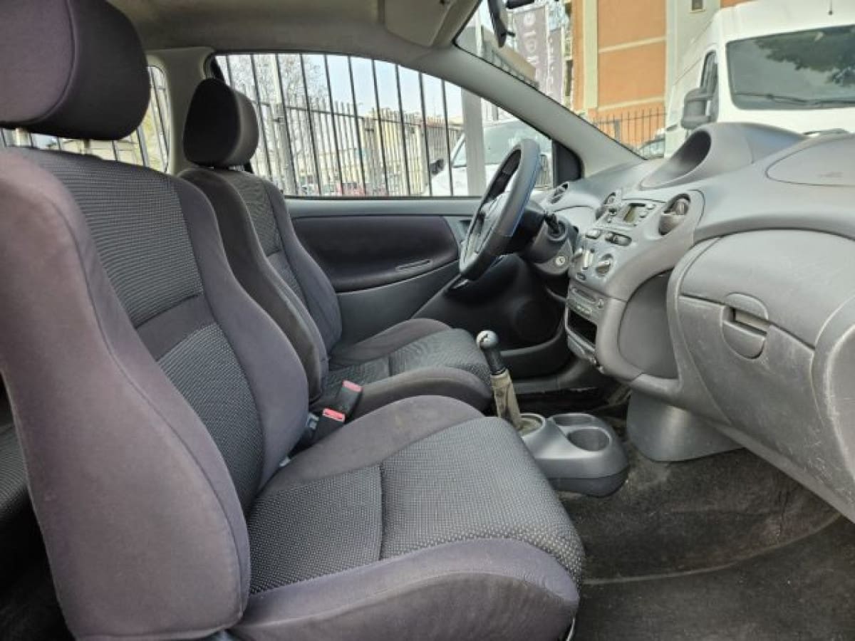 TOYOTA Yaris 8