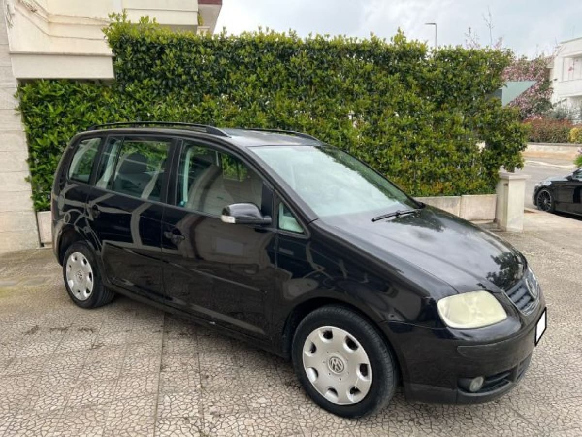 VOLKSWAGEN Touran 2