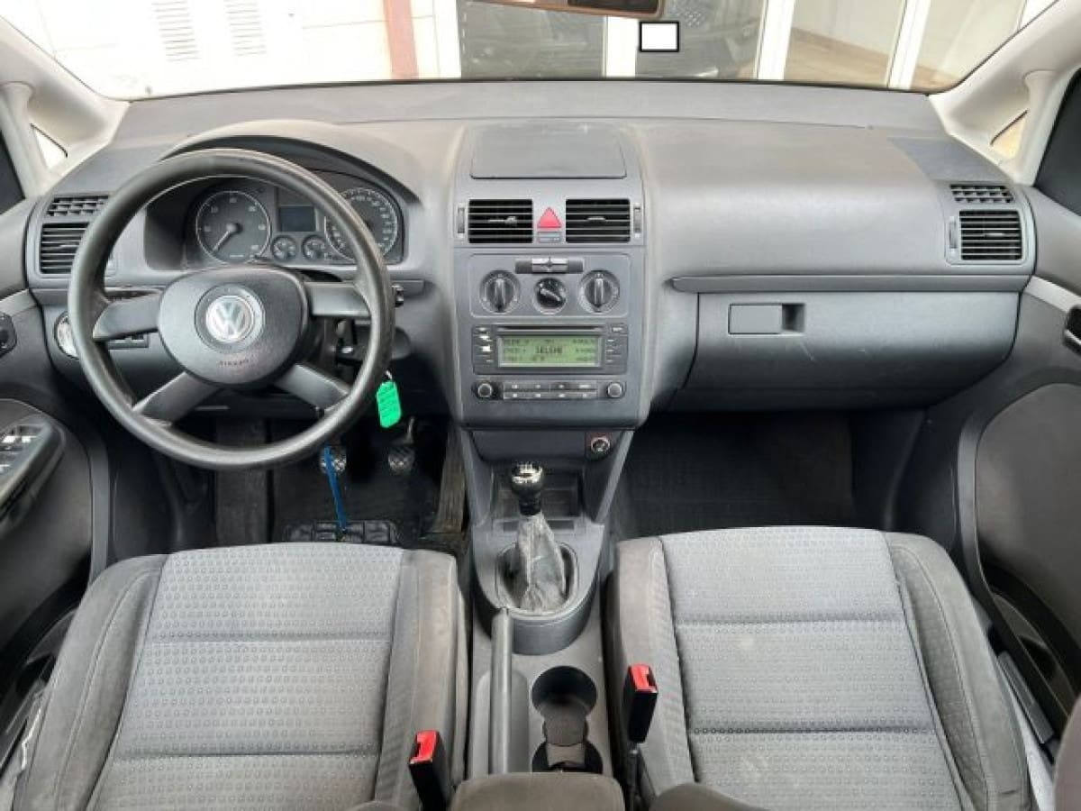 VOLKSWAGEN Touran 6