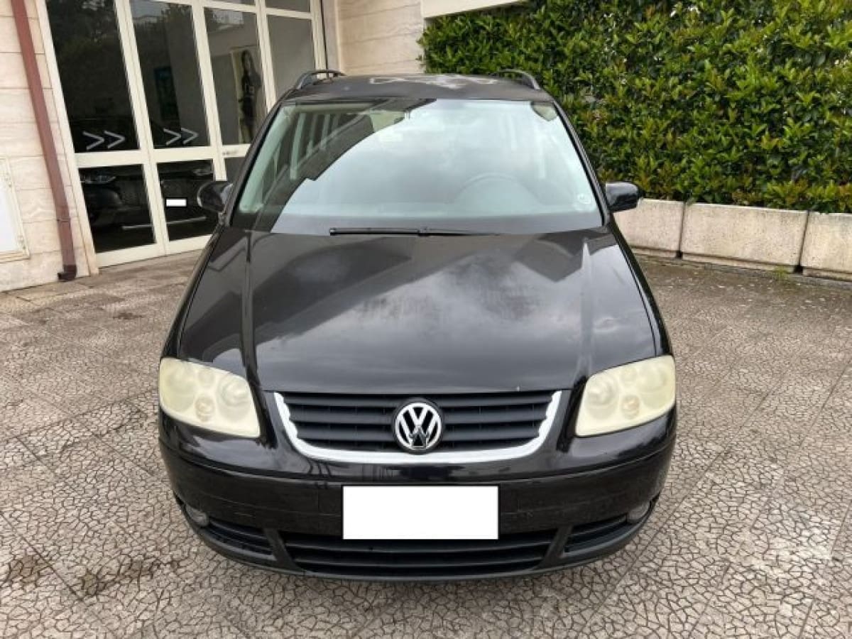 VOLKSWAGEN Touran 10