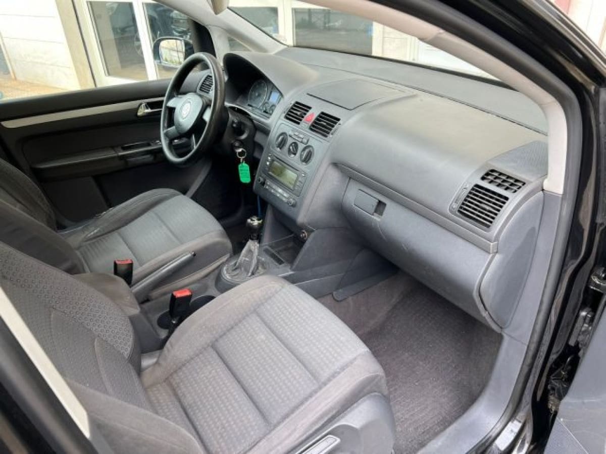 VOLKSWAGEN Touran 15