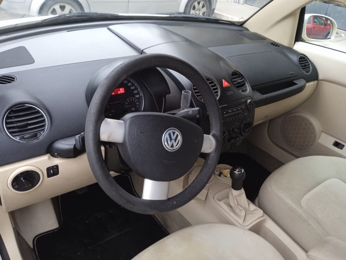 VOLKSWAGEN New Beetle 11