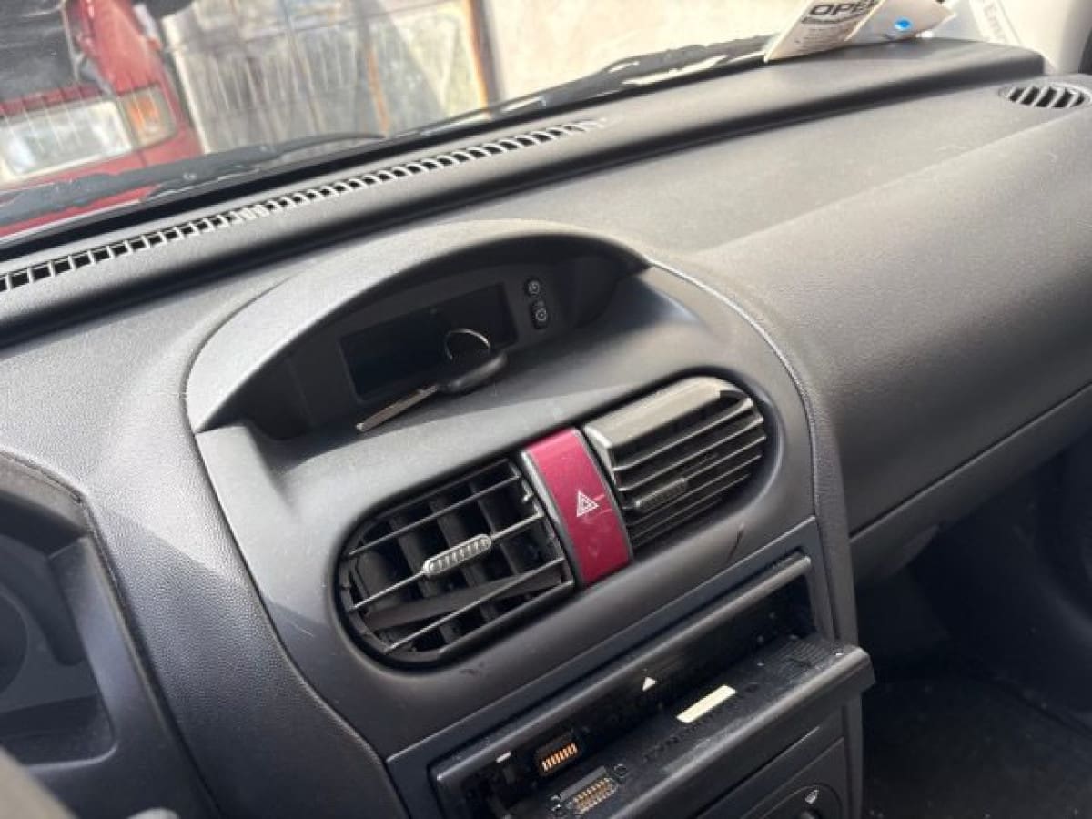 OPEL Corsa 3ª serie 8