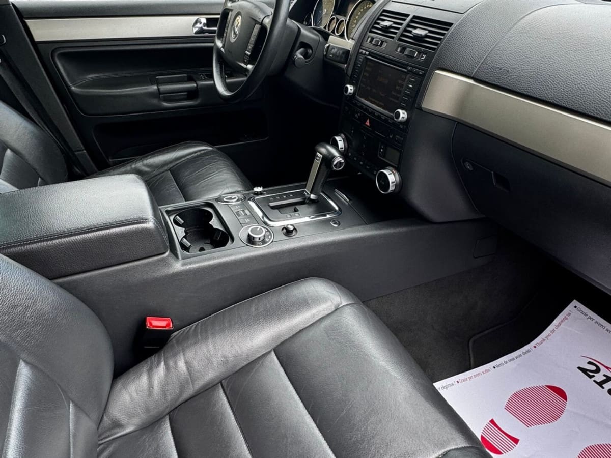 VOLKSWAGEN Touareg 8