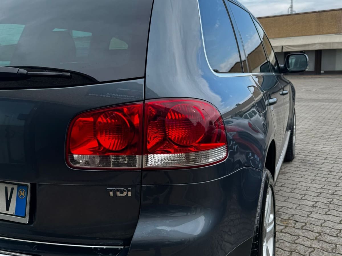 VOLKSWAGEN Touareg 16