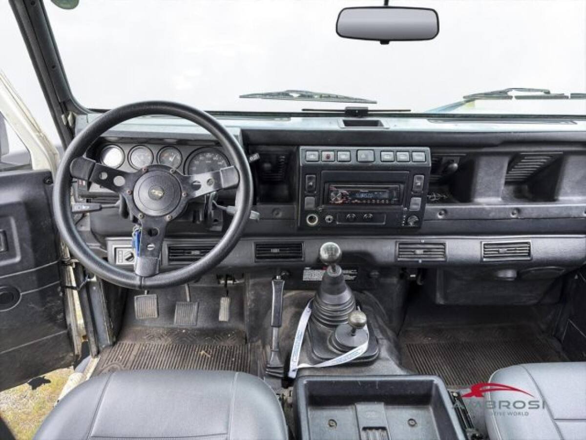 LAND ROVER Defender 5