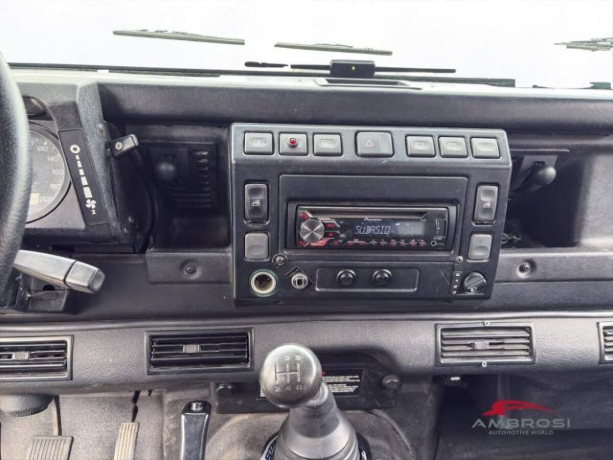 LAND ROVER Defender 6