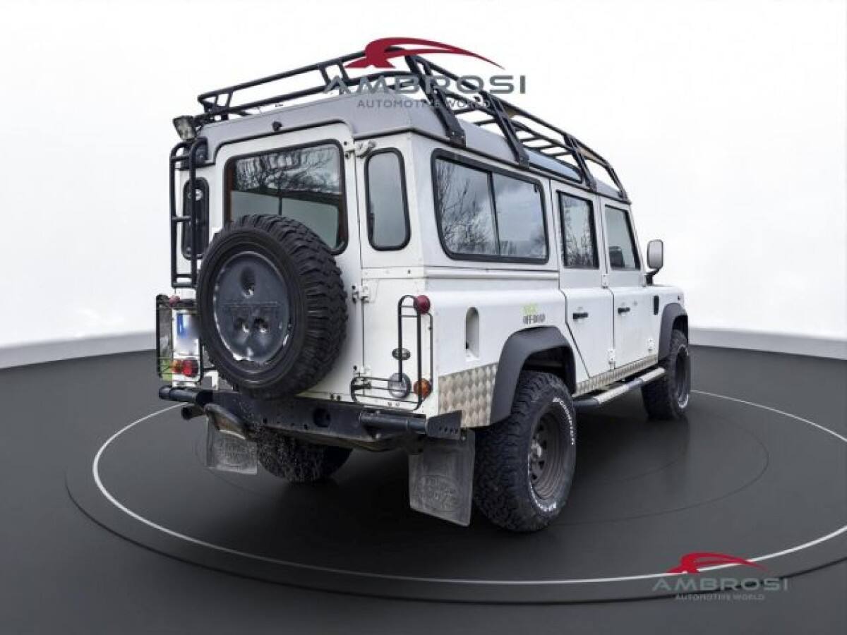 LAND ROVER Defender 8