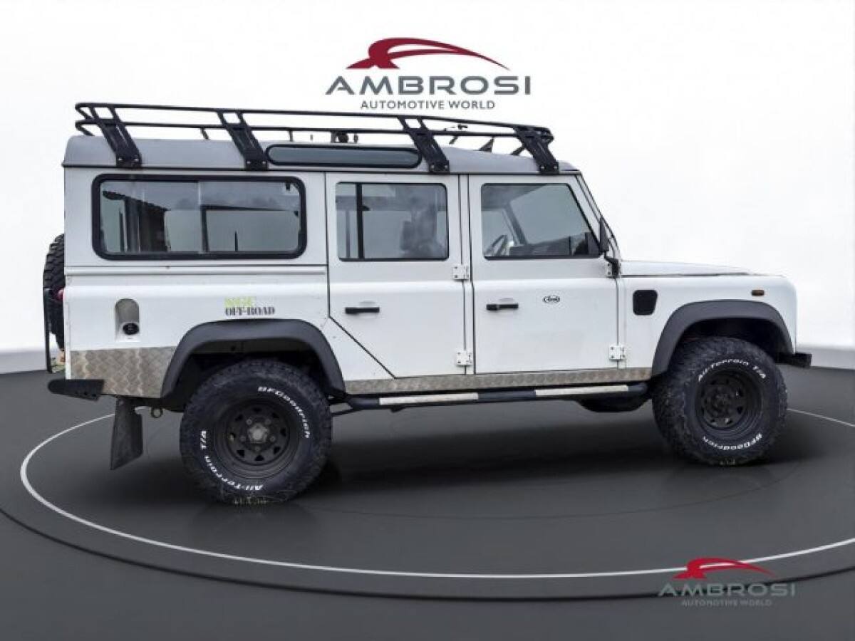 LAND ROVER Defender 10