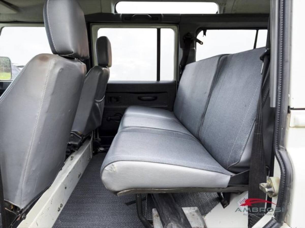 LAND ROVER Defender 15