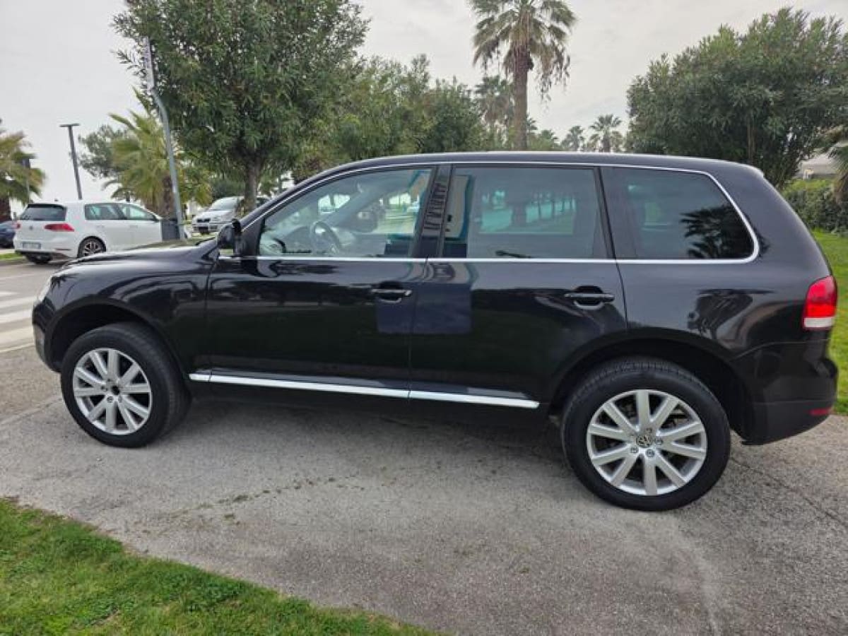 VOLKSWAGEN Touareg 8