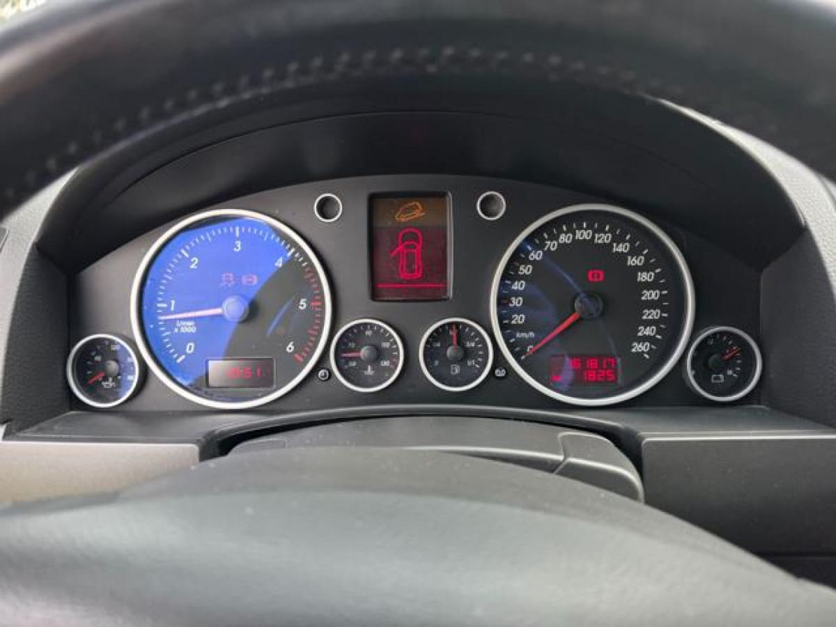 VOLKSWAGEN Touareg 11