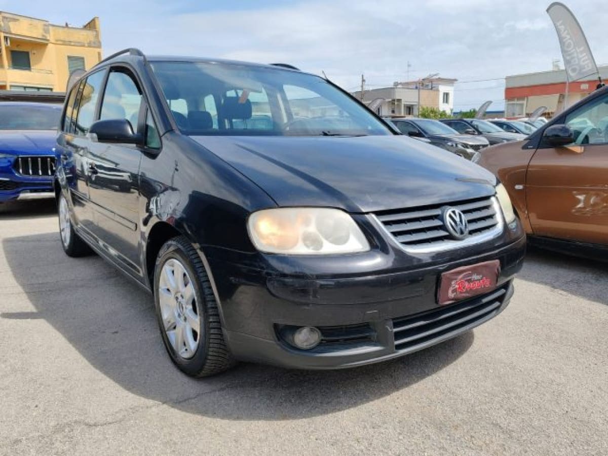 VOLKSWAGEN Touran 2