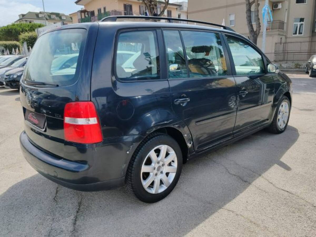 VOLKSWAGEN Touran 3