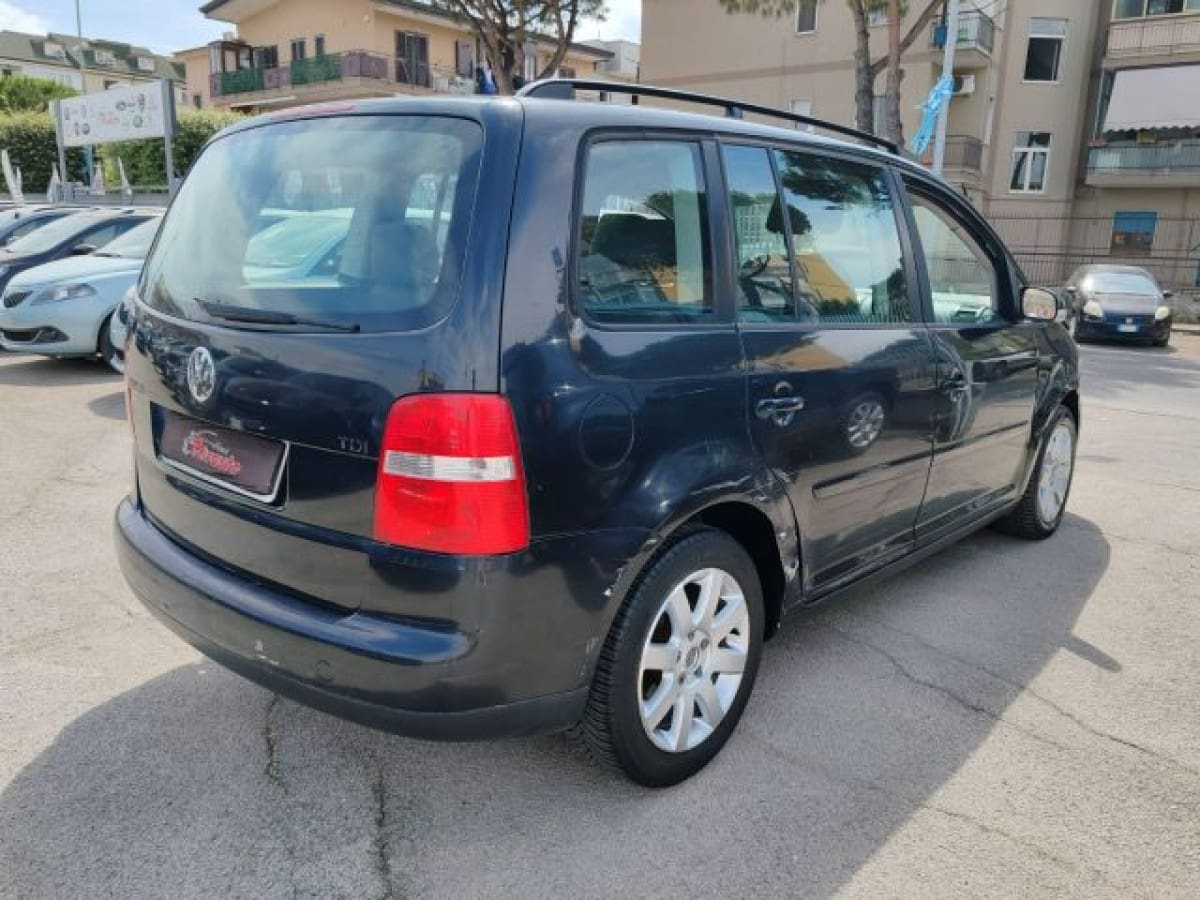 VOLKSWAGEN Touran 6