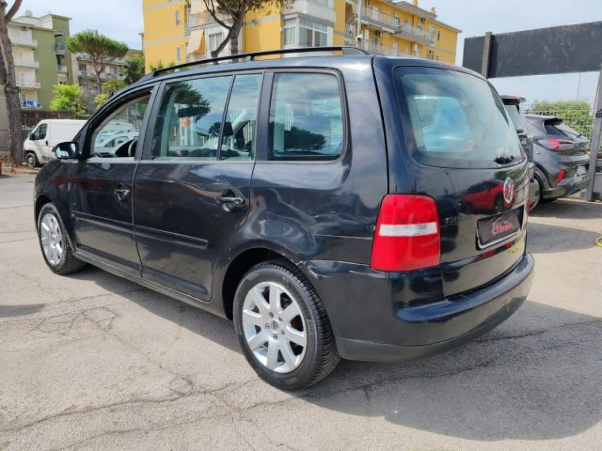 VOLKSWAGEN Touran 9