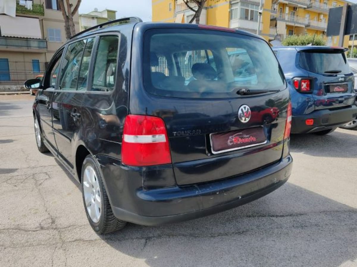 VOLKSWAGEN Touran 10