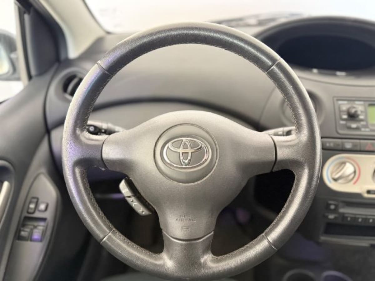 TOYOTA Yaris 8