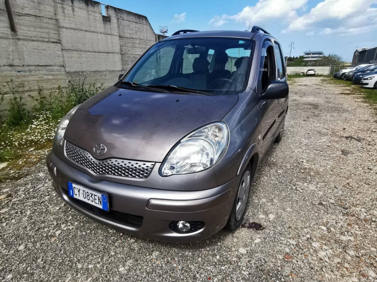 TOYOTA Yaris 5
