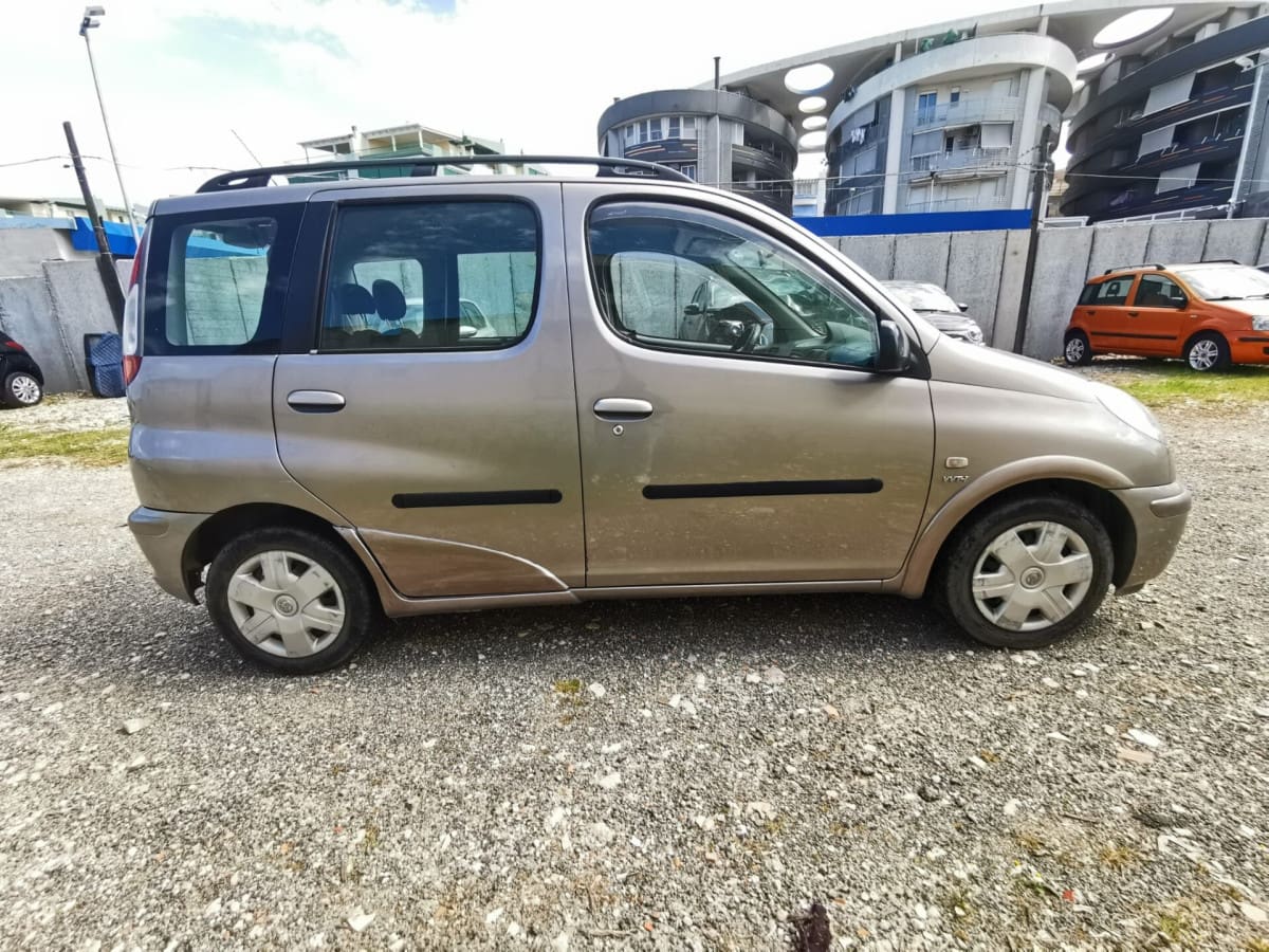 TOYOTA Yaris 7