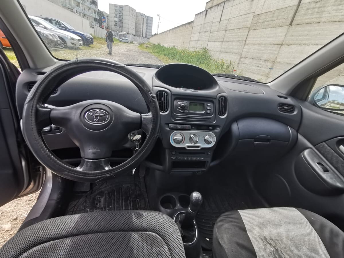 TOYOTA Yaris 12