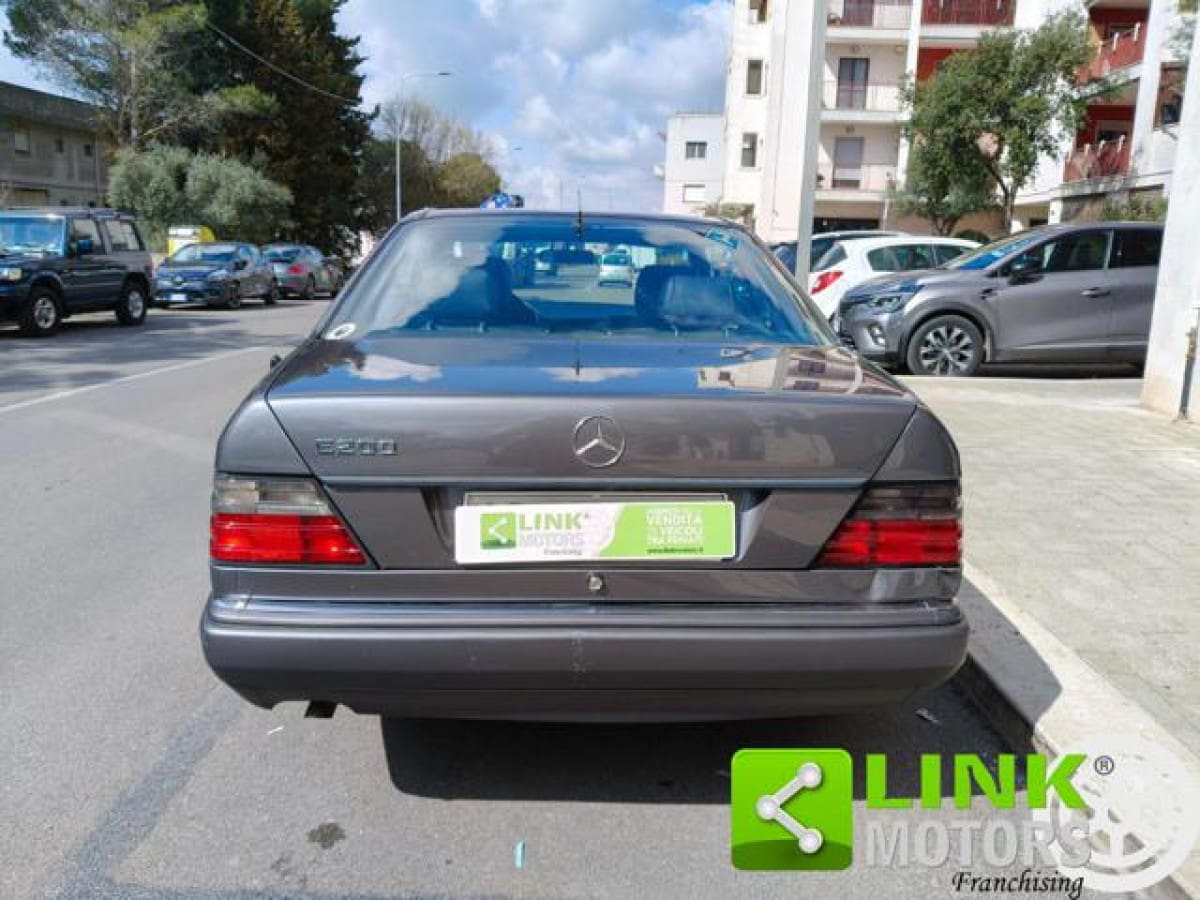 MERCEDES Serie 200-320(C124) 3