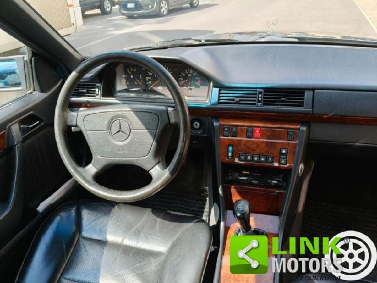 MERCEDES Serie 200-320(C124) 4