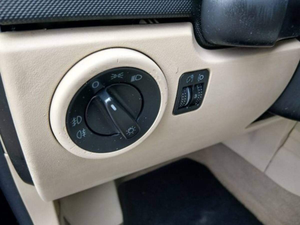 VOLKSWAGEN New Beetle 6