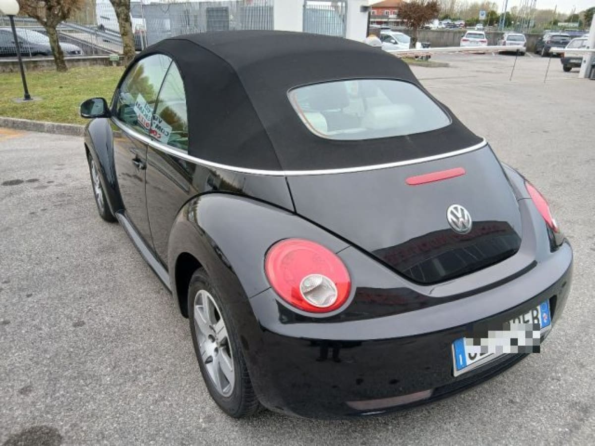 VOLKSWAGEN New Beetle 11