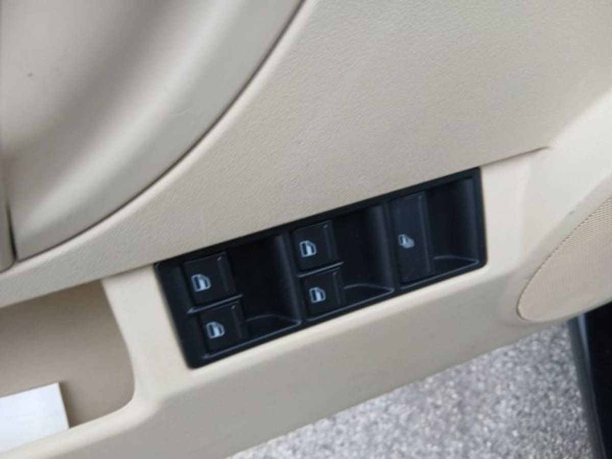 VOLKSWAGEN New Beetle 15