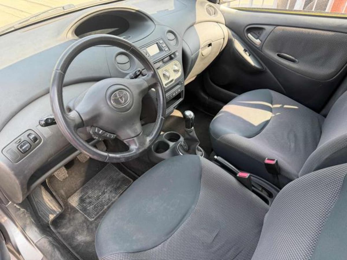 TOYOTA Yaris 5