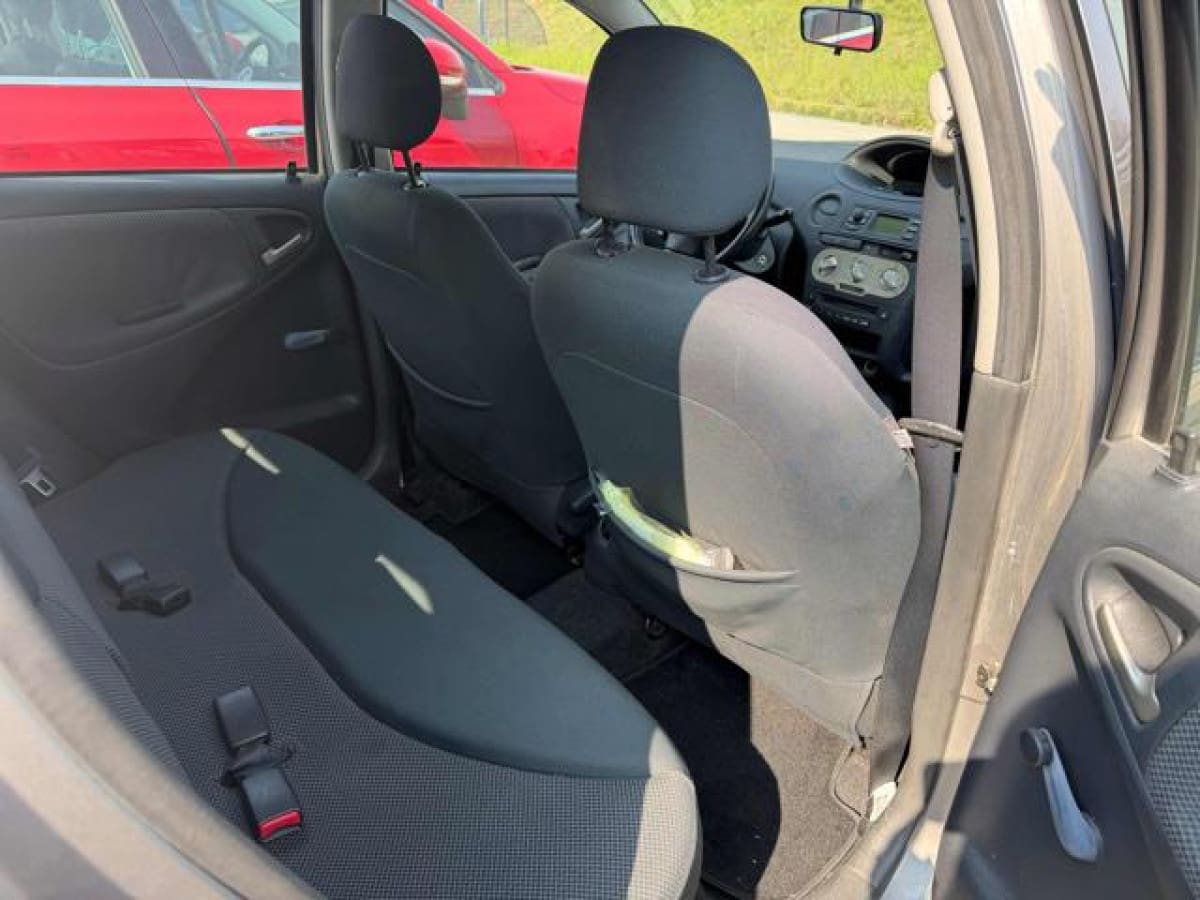 TOYOTA Yaris 8