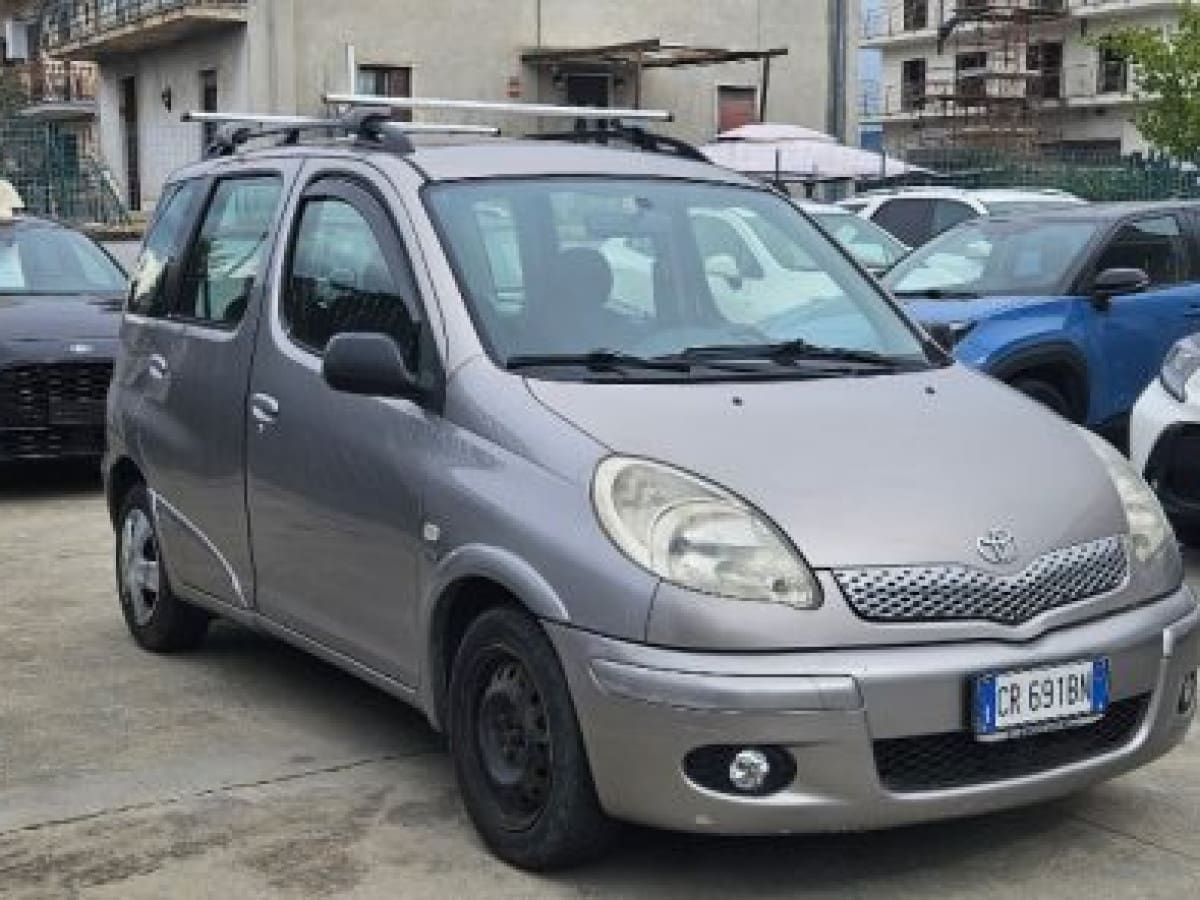 TOYOTA Yaris 109784888