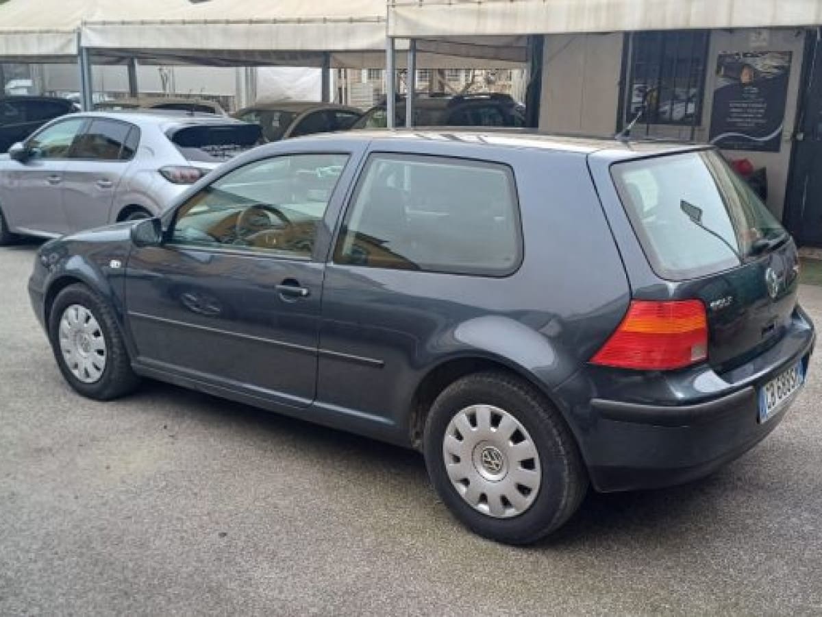 VOLKSWAGEN Golf 4ª serie 10