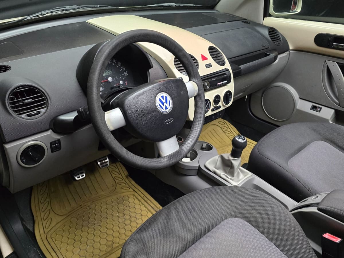 VOLKSWAGEN New Beetle 2