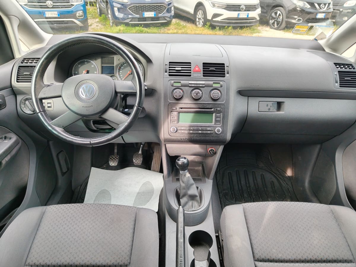 VOLKSWAGEN Touran 4