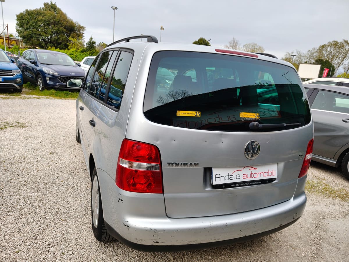 VOLKSWAGEN Touran 8