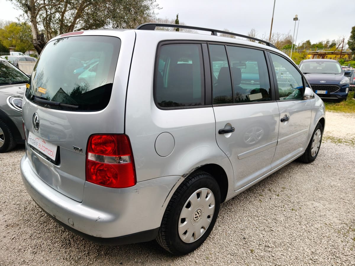 VOLKSWAGEN Touran 9