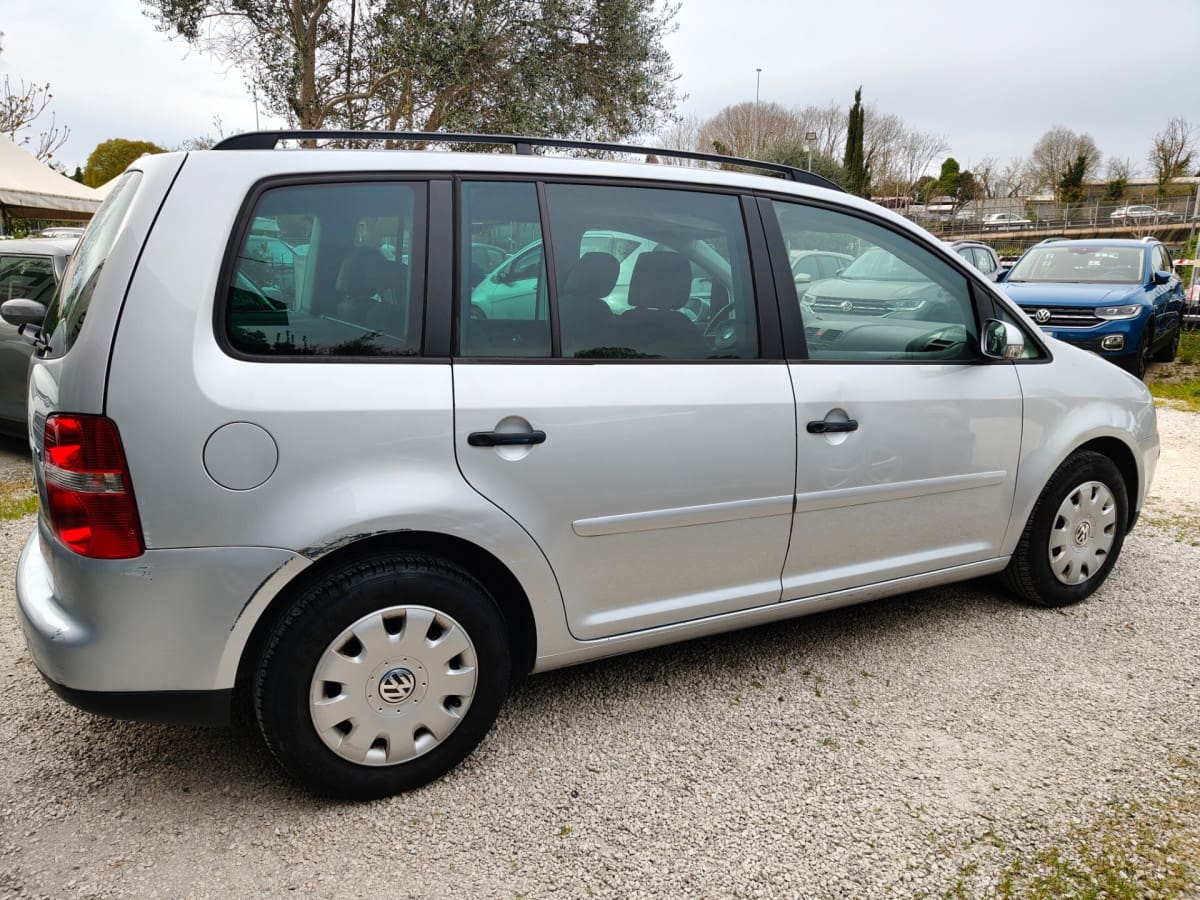 VOLKSWAGEN Touran 11