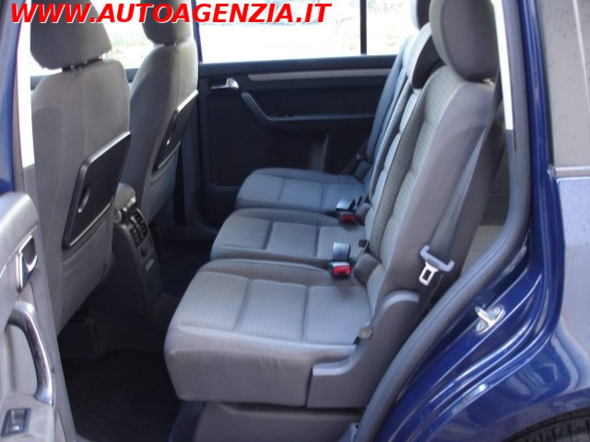 VOLKSWAGEN Touran 2