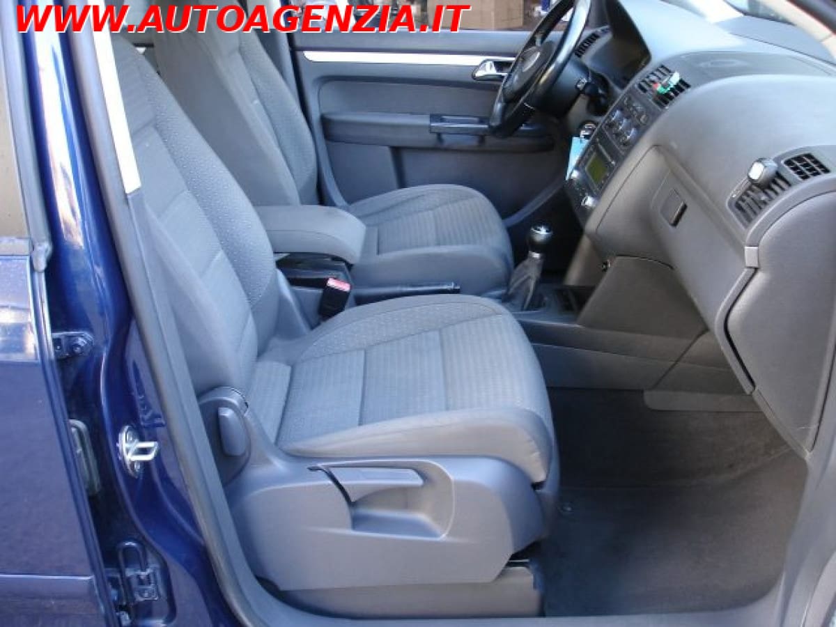 VOLKSWAGEN Touran 3