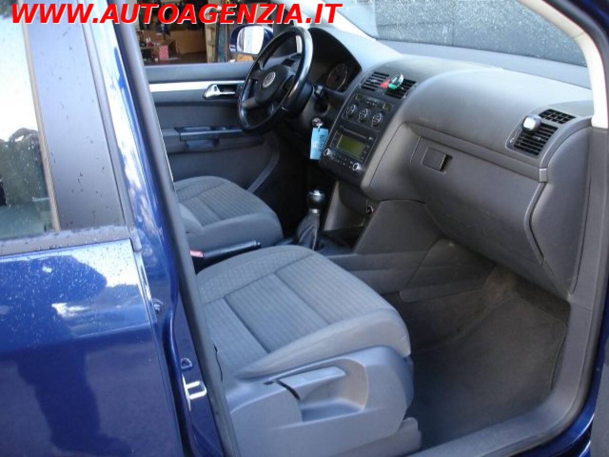 VOLKSWAGEN Touran 4