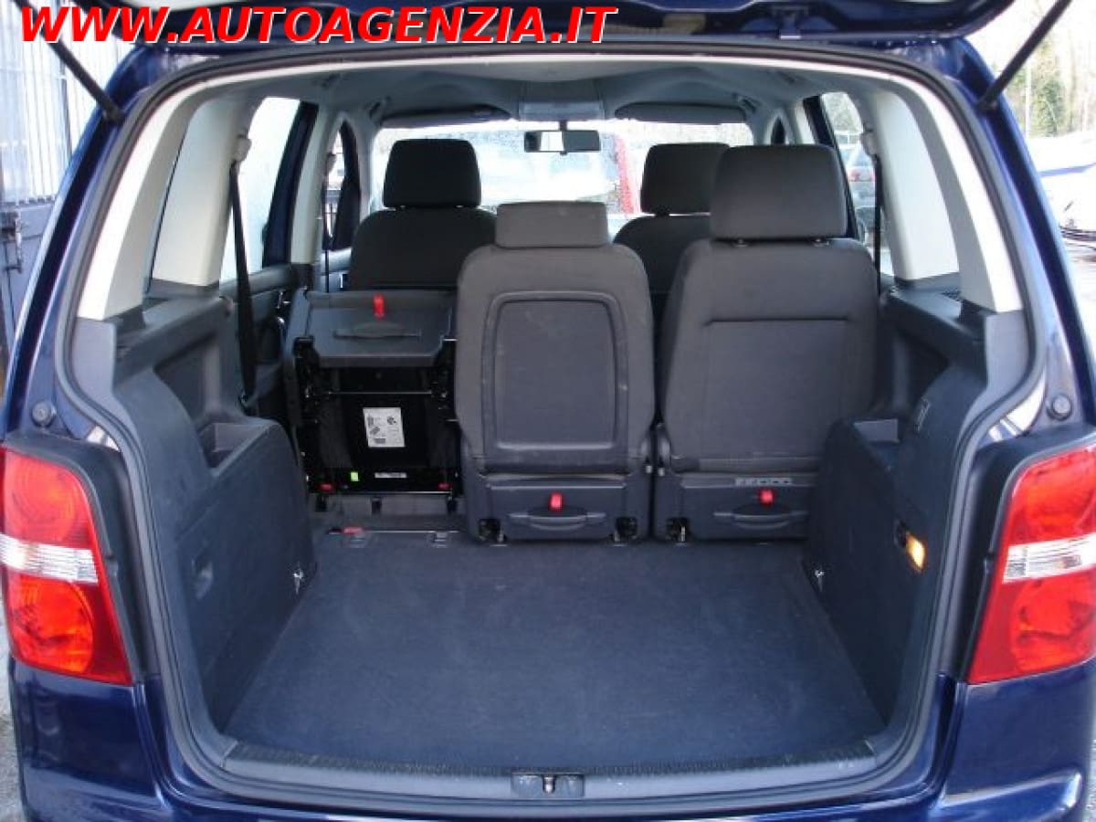 VOLKSWAGEN Touran 6