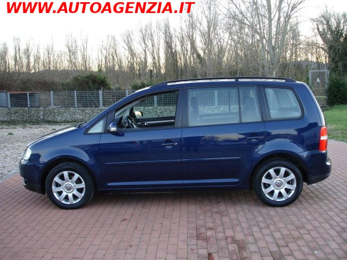 VOLKSWAGEN Touran 8