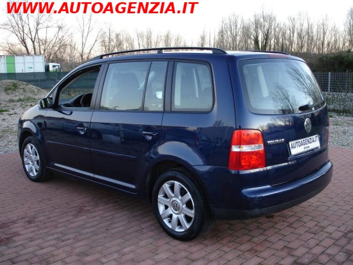 VOLKSWAGEN Touran 9